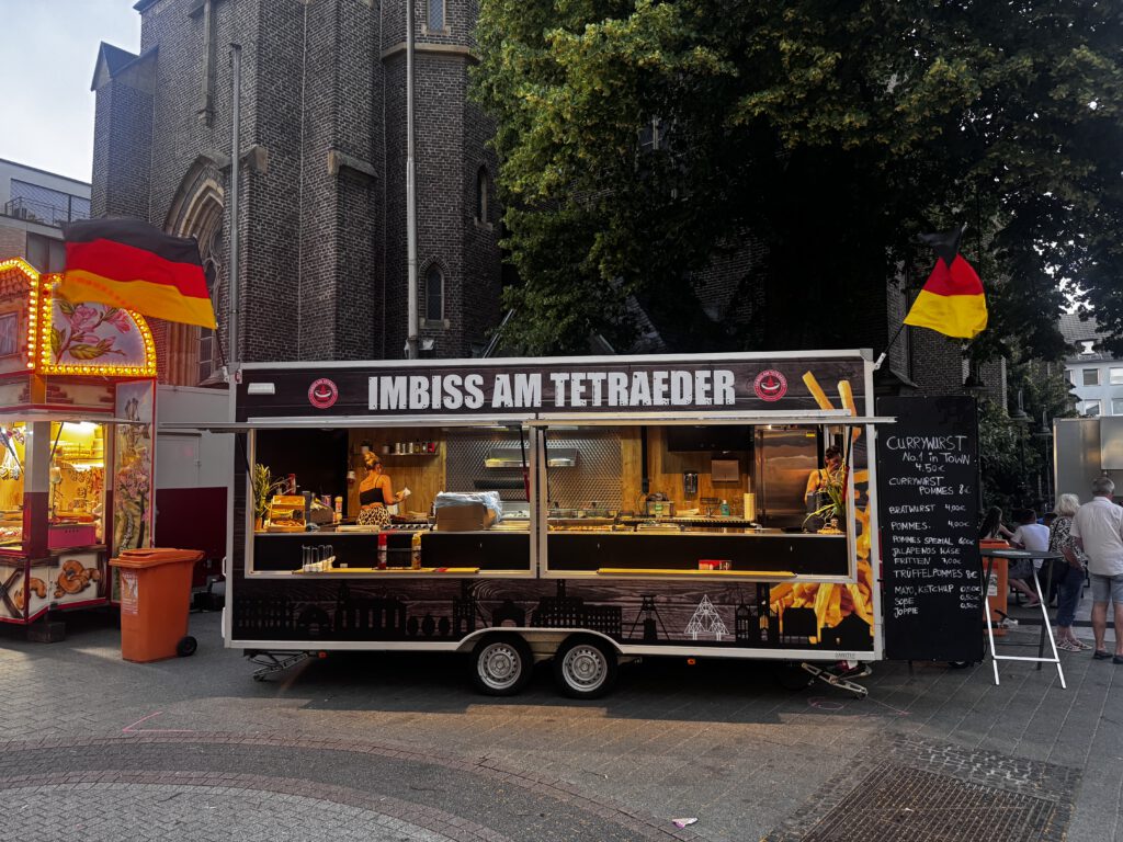 Foodtruck des Imbiss am Tetraeder mit geöffneter und beleuchteter Ausgabe